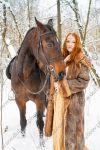 Зимняя фотосессия с конем в лесу