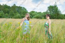 Летняя фотосессия для двух подруг в парке Петергофа