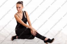 Студийная фотосессия в нескольких образах на белом фоне