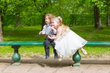 Детская фотосессия для брата с сестрой в летнем парке