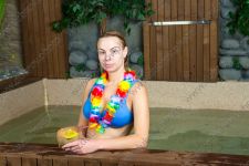 Фотосессия в студии с пляжем, бассейном и тропическим душем