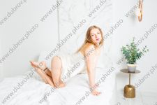 Эротическая фотосессия в студии с интерьерами спальни и кухни