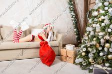 Новогодняя студийная фотосессия для молодой женщины