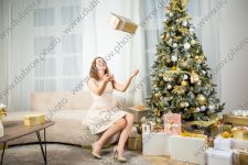 Женская фотосессия в студии с новогодними интерьерами