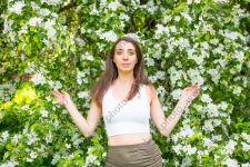 Женская портретная фотосессия в цветущем весеннем парке