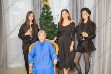 Семейная новогодняя фотосессия в уютном коттедже