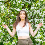 Женская портретная фотосессия в цветущем весеннем парке