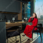 Женская фотосессия в солнечной студии